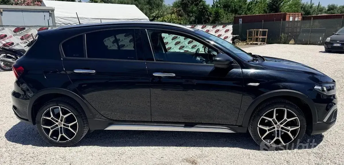 Usata Fiat Tipo Cross 100 CV (73 kW) 2022 Nero Berlina