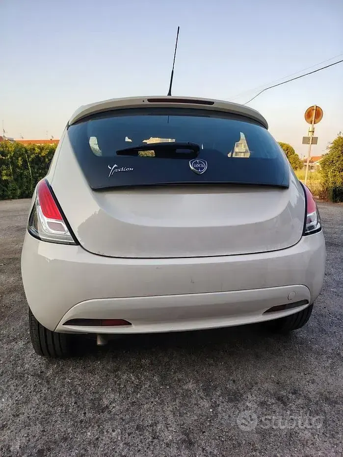 Usata Lancia Ypsilon 95 CV (69 kW) 2017 Bianco Utilitaria