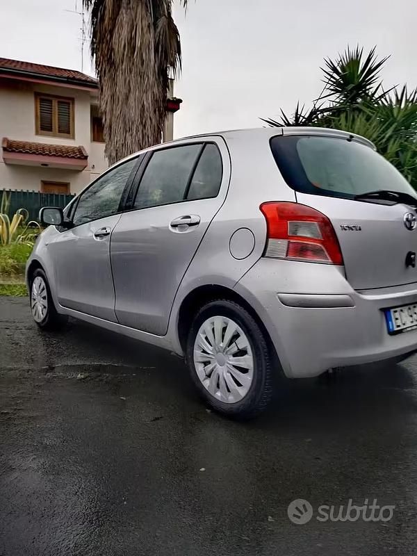 Usata Toyota Yaris Sol 101 CV (74 kW) 2010 Grigio Utilitaria