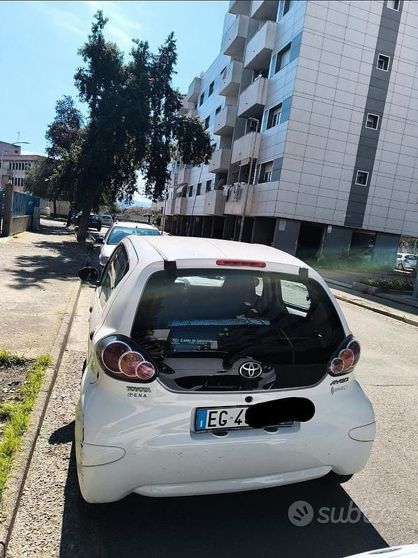 Usata Toyota Aygo Connect Style 68 CV (50 kW) 2011 Bianco Utilitaria