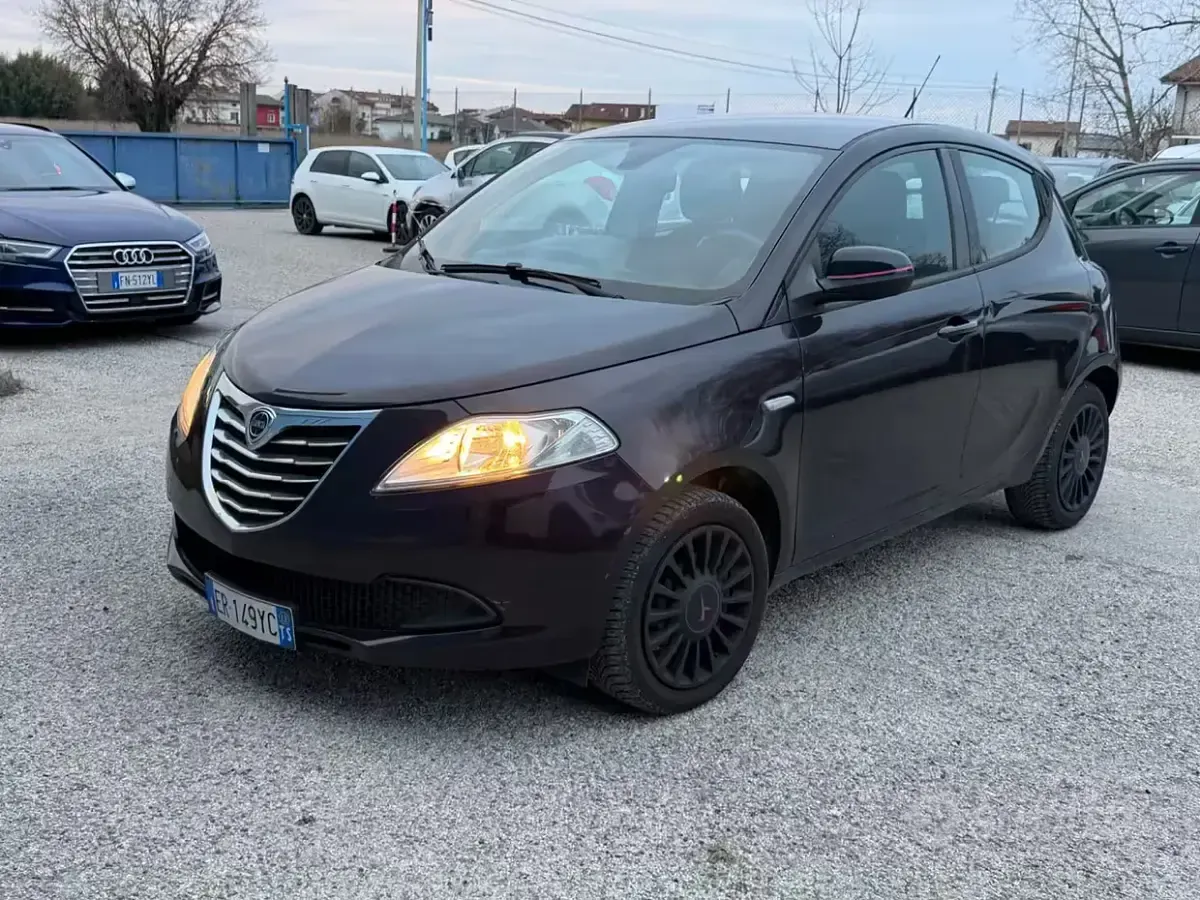 Usata Lancia Ypsilon Silver 69 CV (50 kW) 2013 Nero Utilitaria
