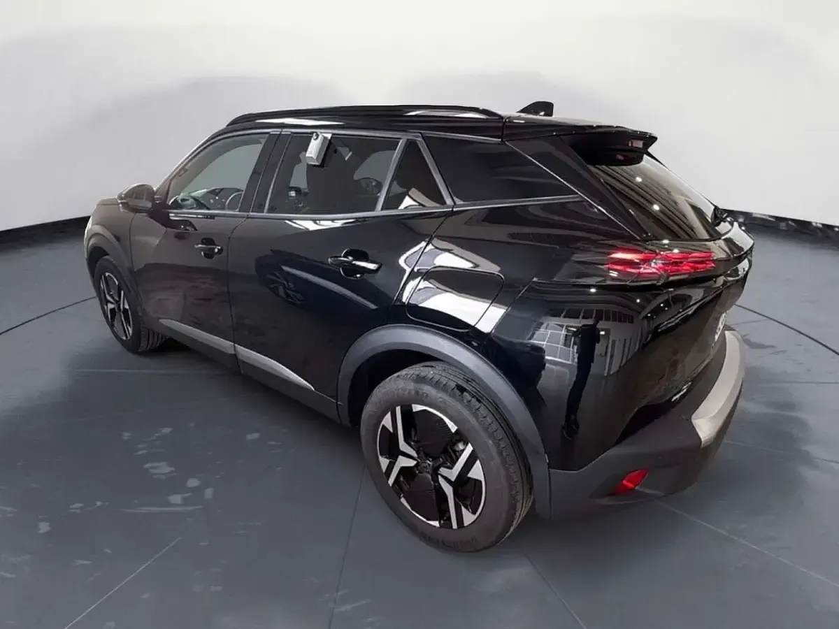 Usata Peugeot 2008 Allure 102 CV (75 kW) 2025 Nero SUV