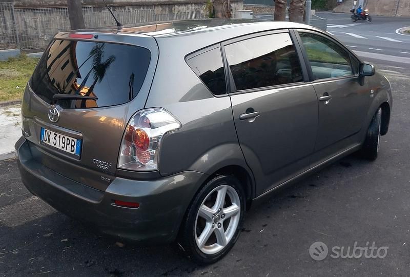 Usata Toyota Corolla Verso 2007 Grigio Monovolume