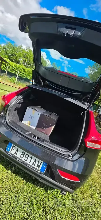Usata Volvo V40 150 CV (110 kW) 2015 Nero Berlina