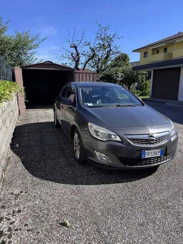 Usata Opel Astra 95 CV (69 kW) 2011 Berlina
