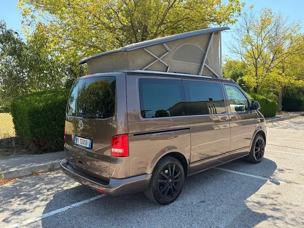 Usata VW California Comfortline 140 CV (102 kW) 2012 Marrone Furgone