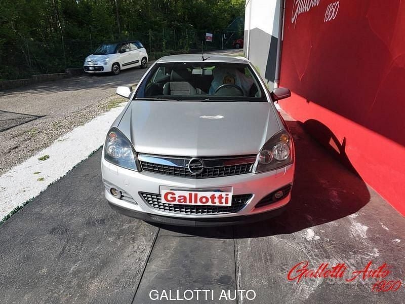 Usata Opel Astra Cabriolet Cosmo 116 CV (85 kW) 2009 Argento Cabrio
