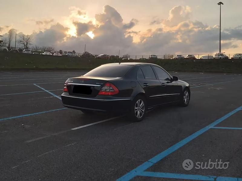 Usata Mercedes E200 Elegance 136 CV (100 kW) 2007 Nero Berlina