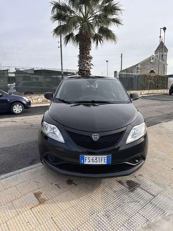 Usata Lancia Ypsilon Gold 69 CV (50 kW) 2018 Utilitaria