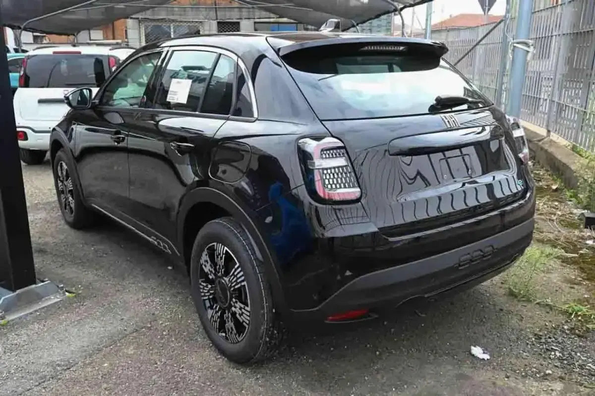 Nuova Fiat 600E Red 61 kW (84 CV) 2026 Nero SUV