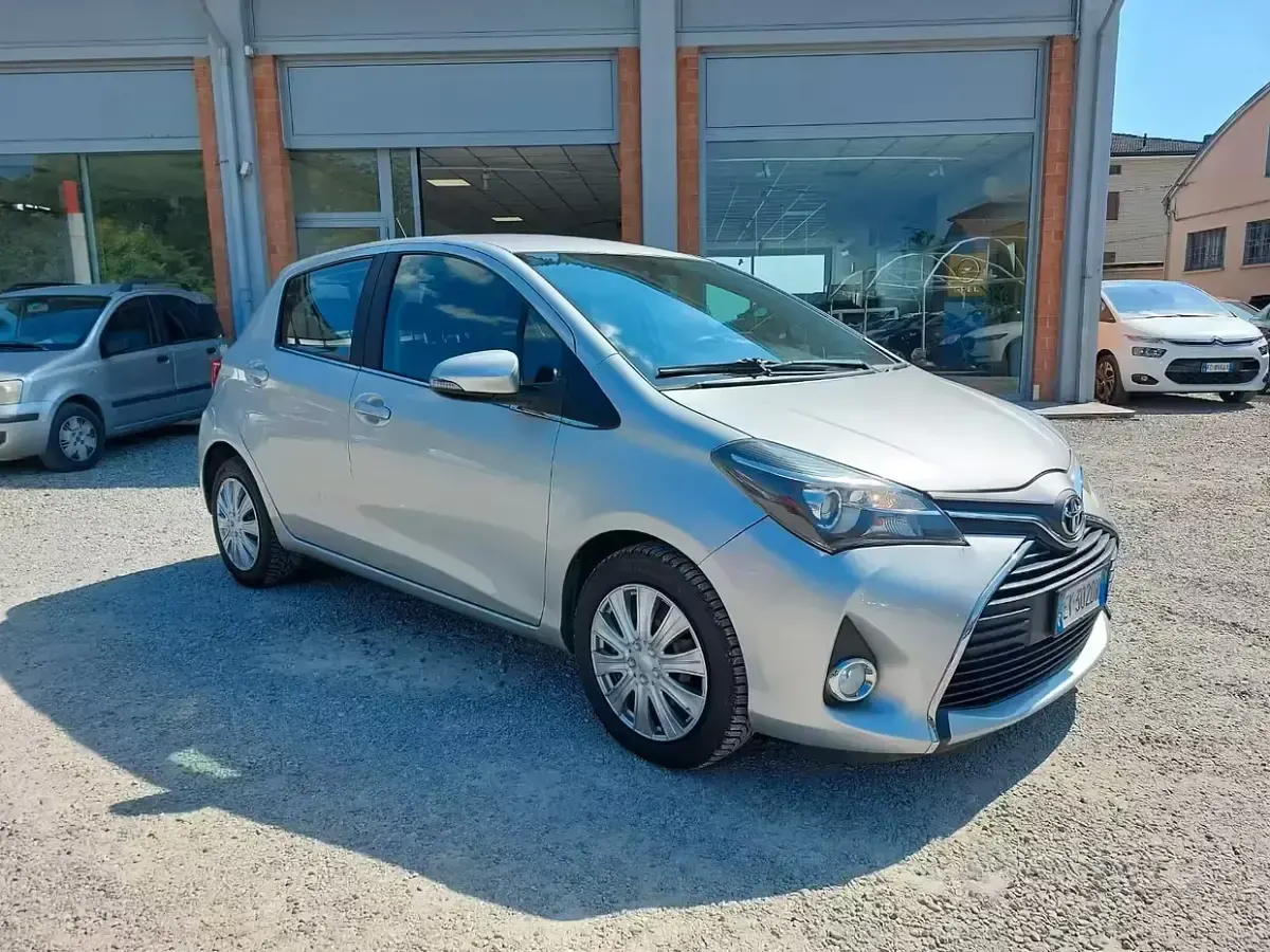 Usata Toyota Yaris Lounge 90 CV (66 kW) 2015 Grigio Utilitaria