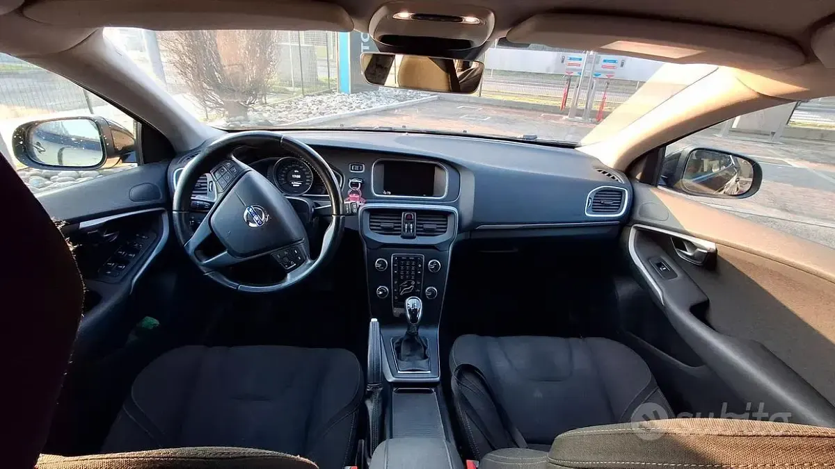 Usata Volvo V40 120 CV (88 kW) 2015 Bluazzurro Berlina