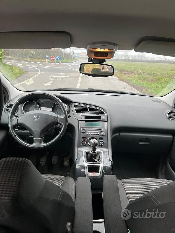 Usata Peugeot 5008 112 CV (82 kW) 2010 Grigio Monovolume