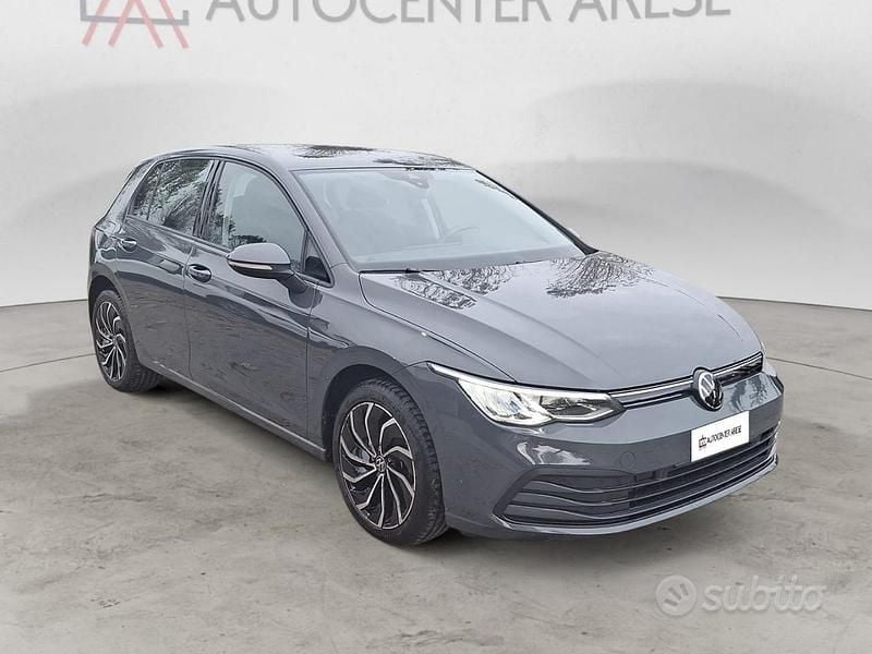 Usata VW Golf VIII Life 110 CV (80 kW) 2024 Grigio pastello Berlina
