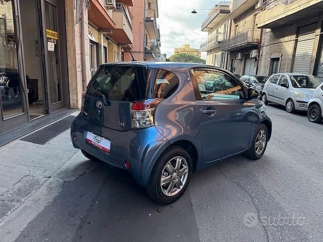 Begagnad Toyota iQ 68 HK (50 kW) 2010 Blå Halvkombi