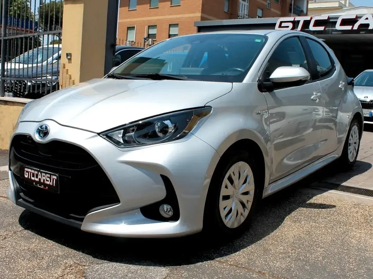 Usata Toyota Yaris Hybrid Business Edition 92 CV (67 kW) 2021 Argento Berlina