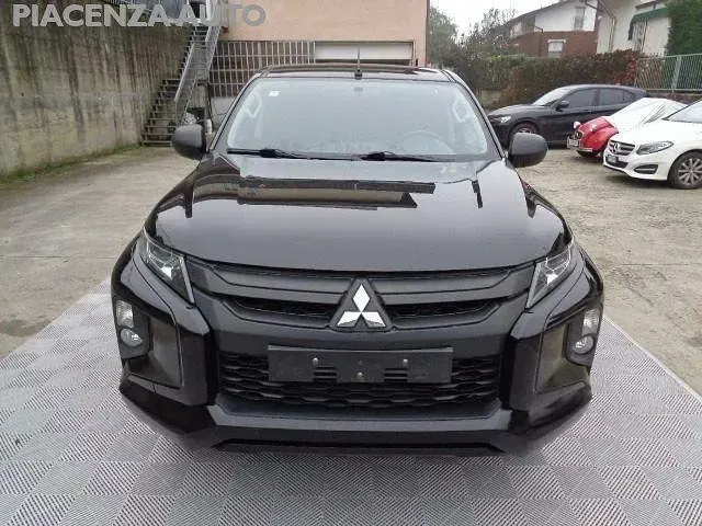Usata Mitsubishi L200 Invite 150 CV (110 kW) 2021 Nero Pick-up