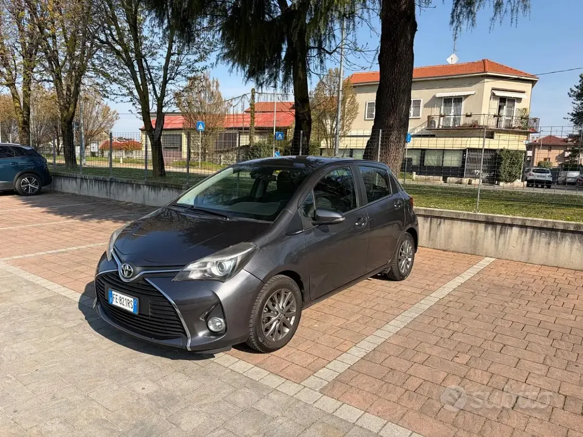 Usata Toyota Yaris Cool 69 CV (50 kW) 2016 Grigio Berlina