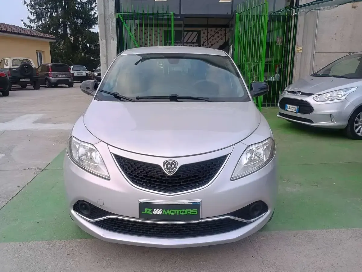 Usata Lancia Ypsilon Platinum 69 CV (50 kW) 2015 Grigio Utilitaria