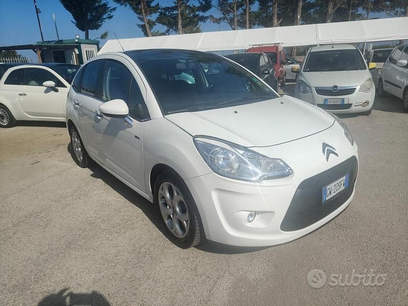 Bianco Usata 2011 Citroën C3 Exclusive Due volumi | 3900 € (Buon prezzo) - Immagine 1/4