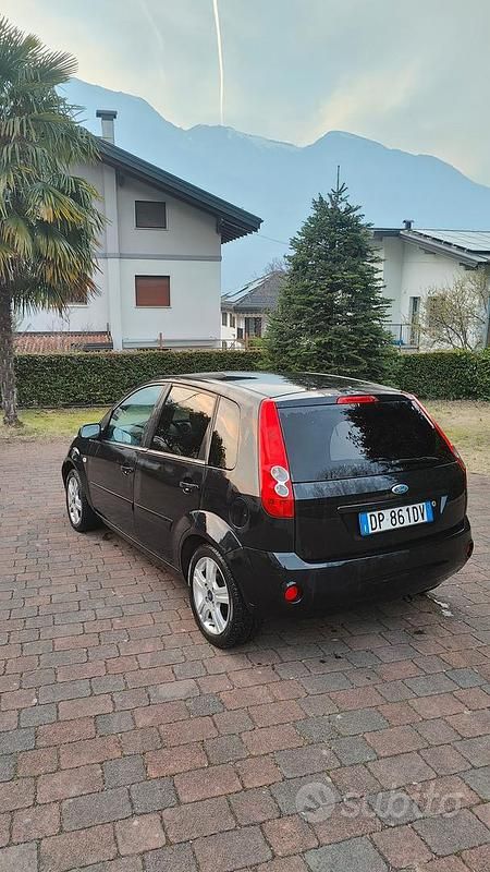 Usata Ford Fiesta Ghia 2008 Nero Utilitaria
