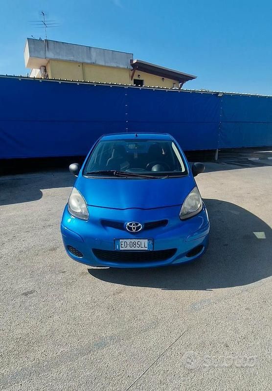 Usata Toyota Aygo 68 CV (50 kW) 2010 Blu Utilitaria