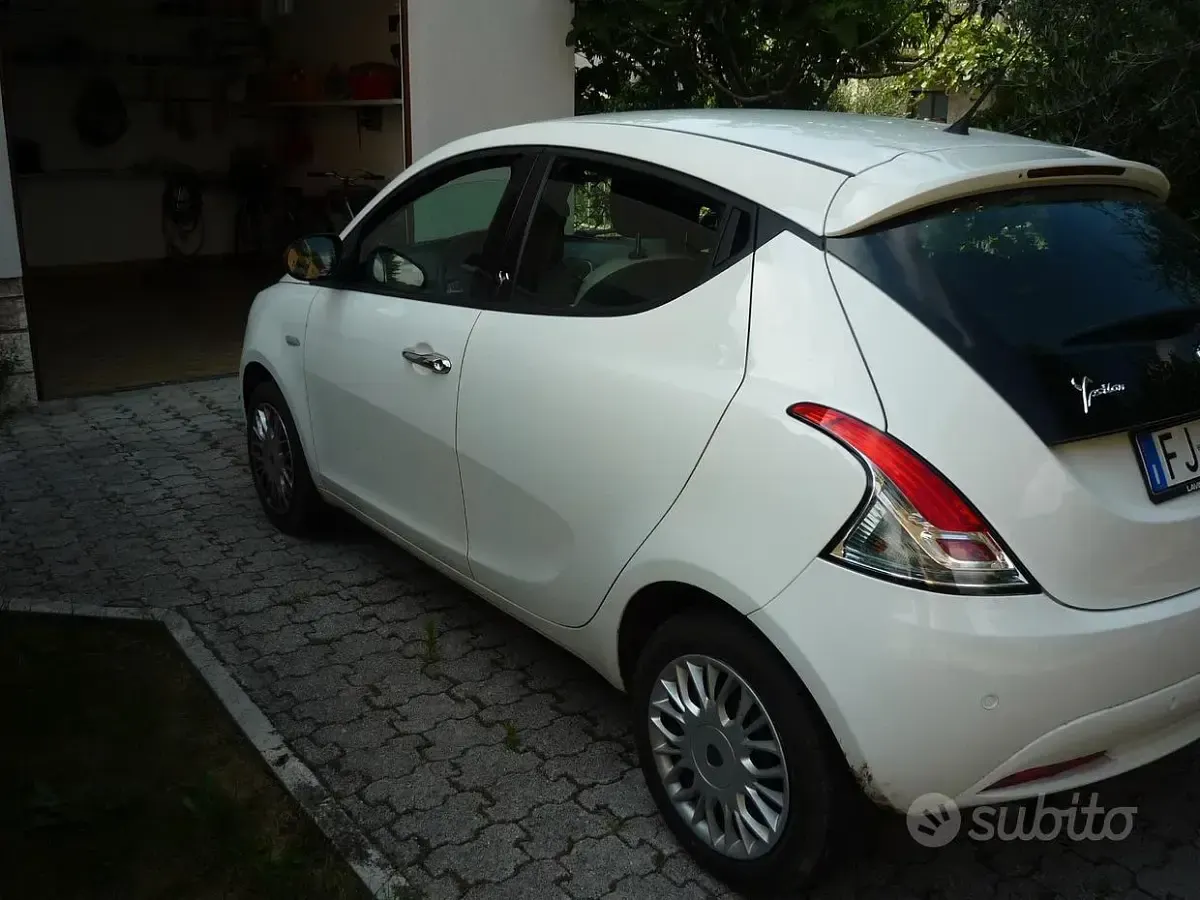 Usata Lancia Ypsilon Gold 69 CV (50 kW) 2017 Bianco Utilitaria