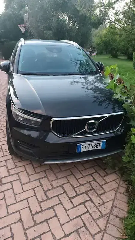 Usata Volvo XC40 Momentum 190 CV (139 kW) 2019 Nero SUV