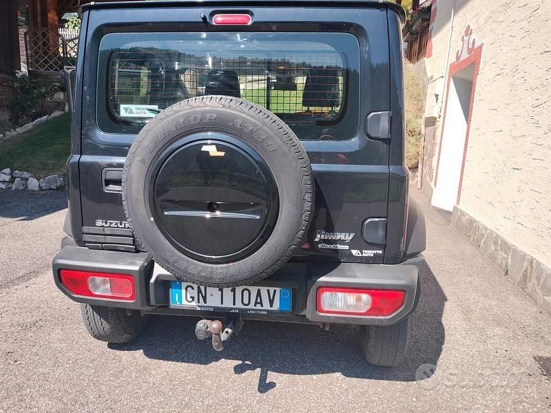 Grigio Usata 2023 Suzuki Jimny SUV | 28.000 € (Buon prezzo) - Immagine 1/4
