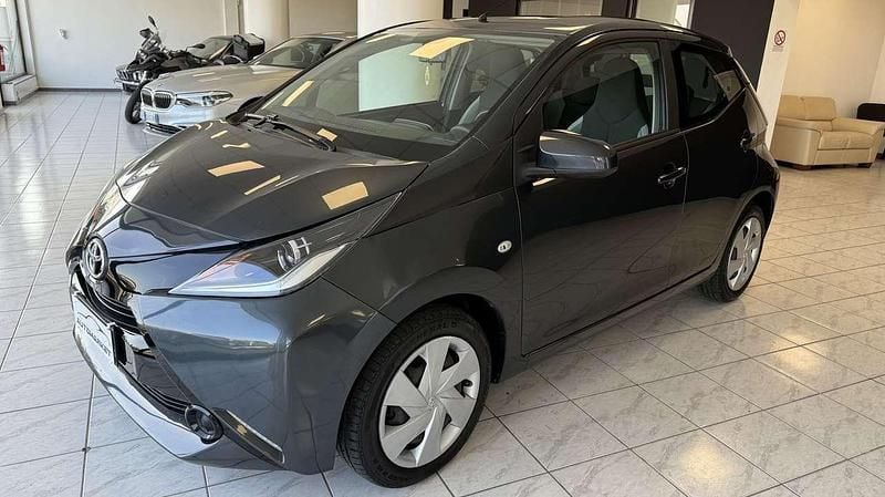 Grigio Usata 2018 Toyota Aygo Business Edition Due volumi | 8990 € (Buon prezzo) - Immagine 1/4