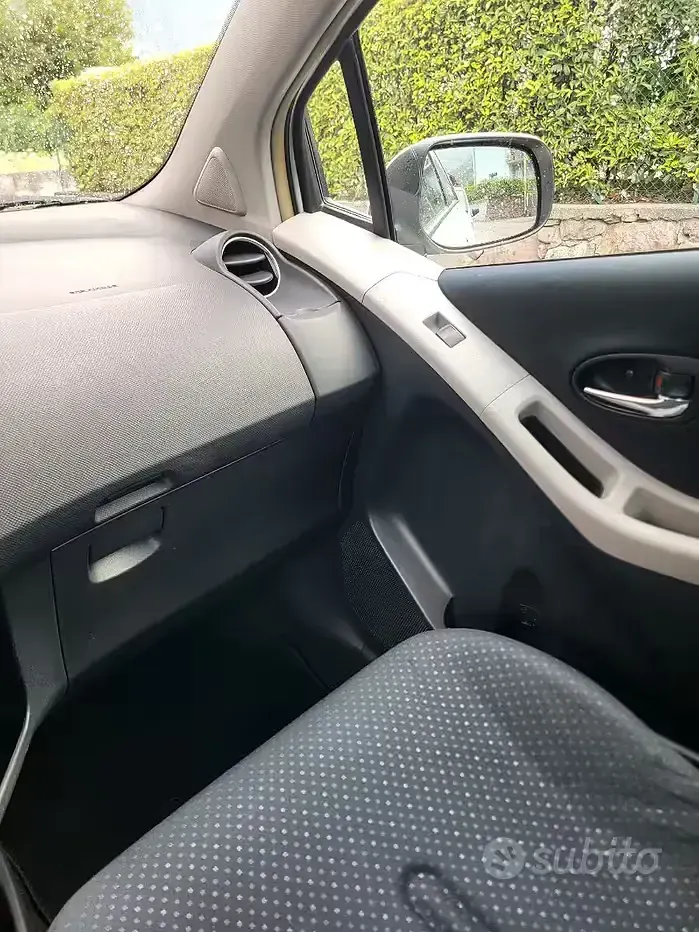 Usata Toyota Yaris 87 CV (63 kW) 2010 Bianco Utilitaria