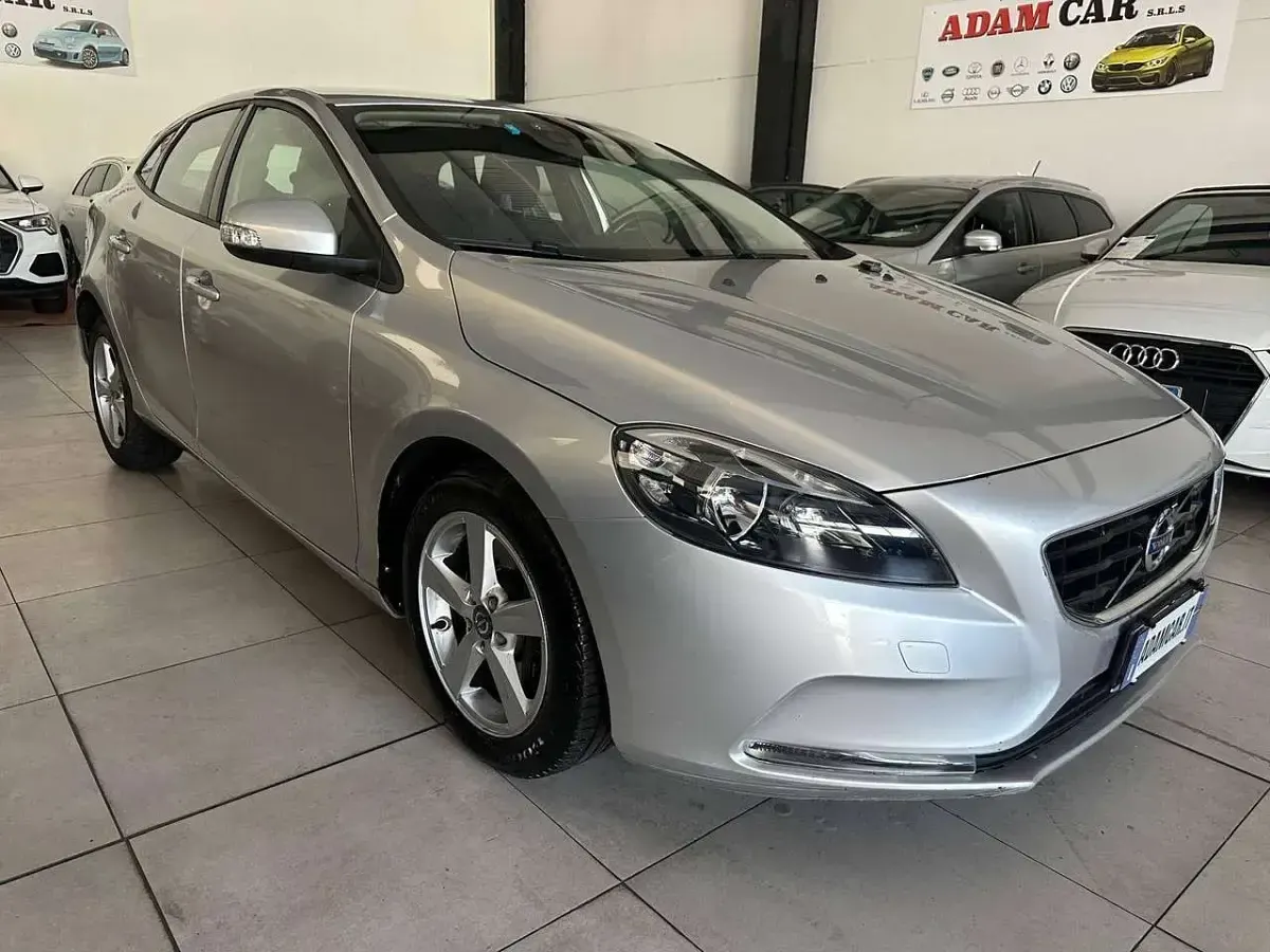 Usata Volvo V40 R-Design Momentum 120 CV (88 kW) 2016 Argento Berlina