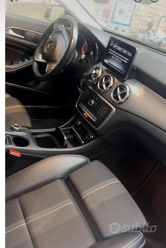 Usata Mercedes GLA180 Business 122 CV (89 kW) 2020 Grigio SUV