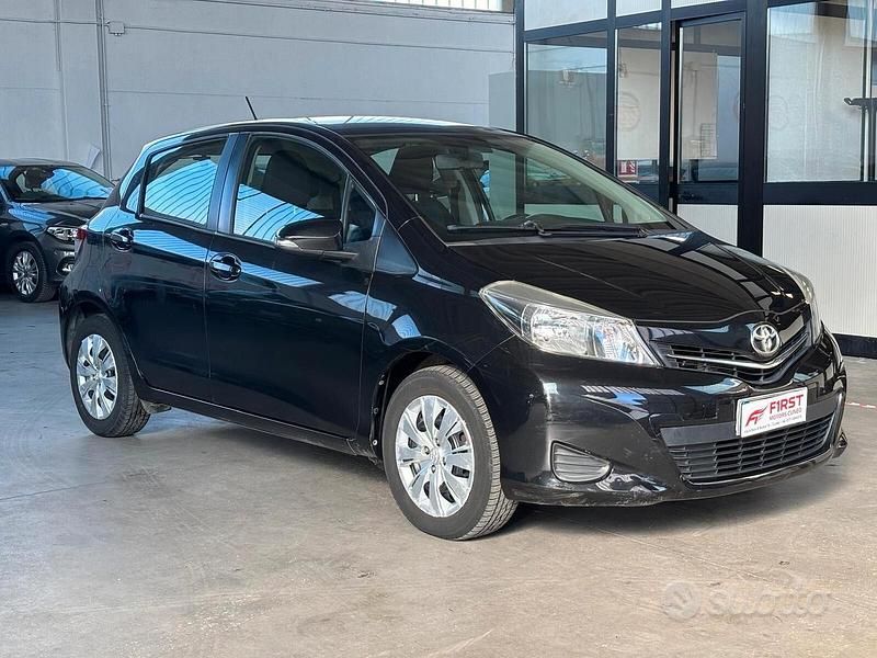 Usata Toyota Yaris Lounge 69 CV (50 kW) 2013 Nero Utilitaria
