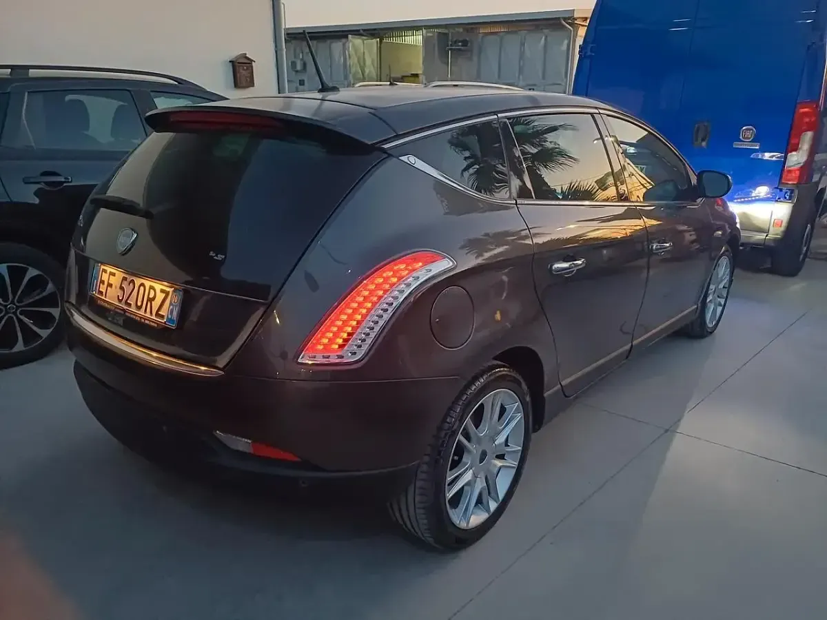 Usata Lancia Delta 165 CV (121 kW) 2010 Grigio Utilitaria