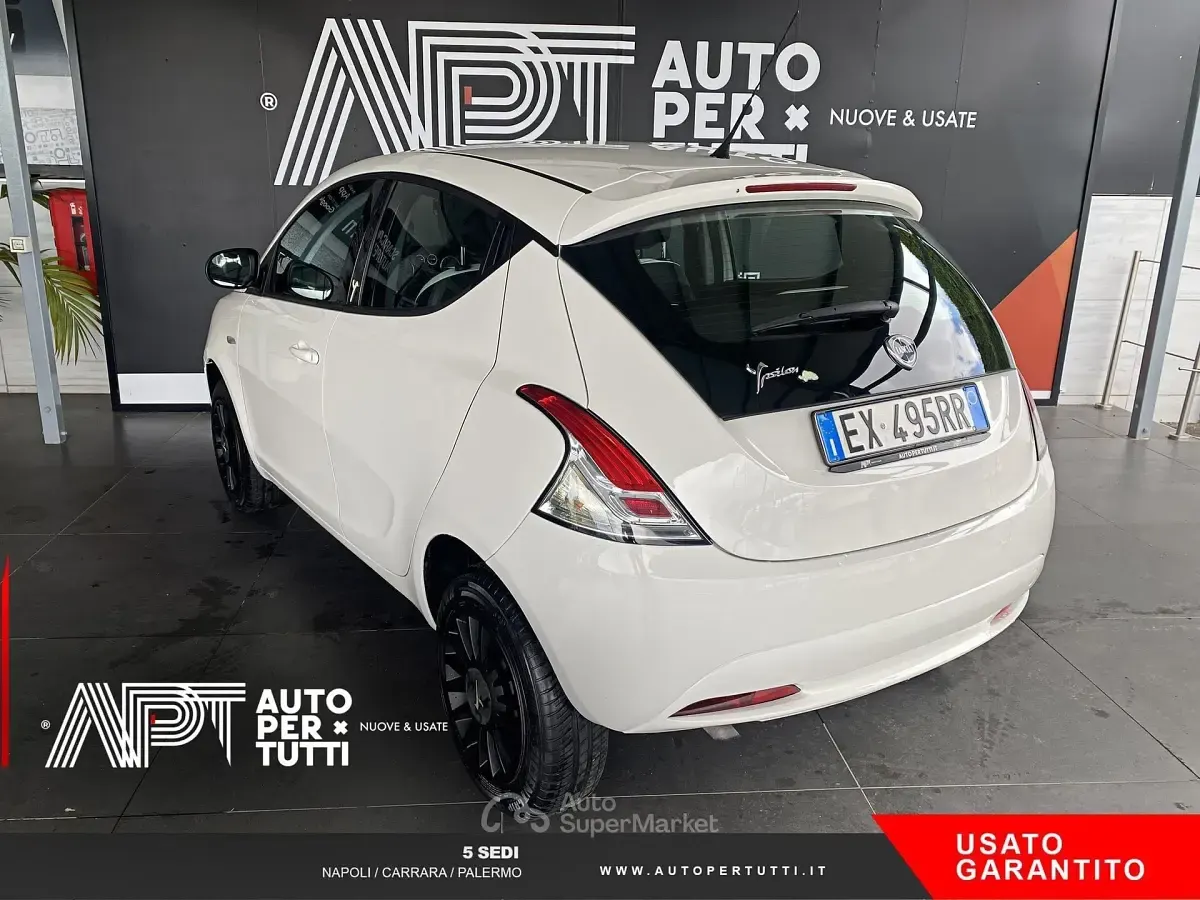 Begagnad Lancia Ypsilon 80 HK (58 kW) 2015 Vit Halvkombi