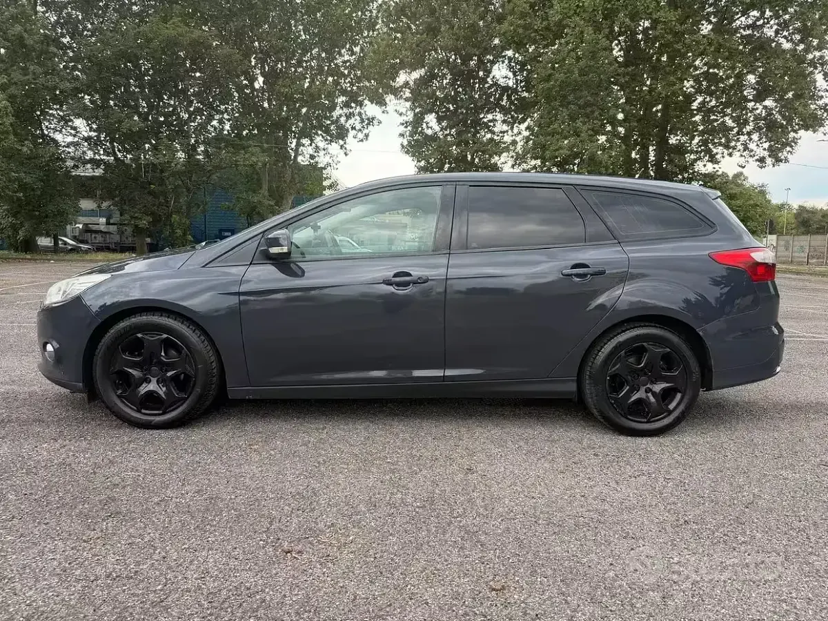 Usata Ford Focus Individual 116 CV (85 kW) 2014 Grigio Station wagon