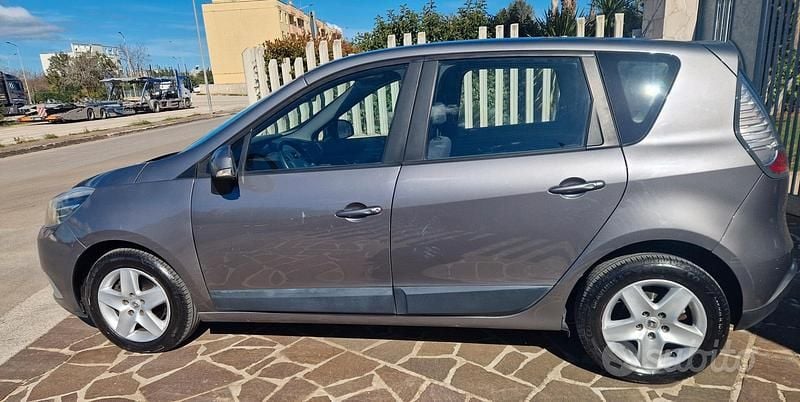 Usata Renault Scénic III XMOD 110 CV (80 kW) 2013 Grigio Monovolume