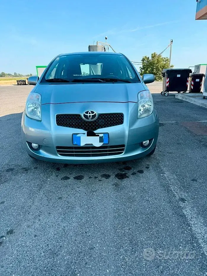Usata Toyota Yaris 90 CV (66 kW) 2006 Grigio Berlina