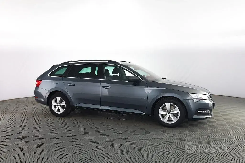 Usata Skoda Superb Ambition 120 CV (88 kW) 2020 Grigio quarzo Station wagon