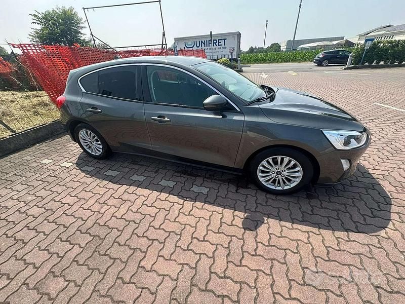 Usata Ford Focus 125 CV (91 kW) 2019 Grigio Utilitaria