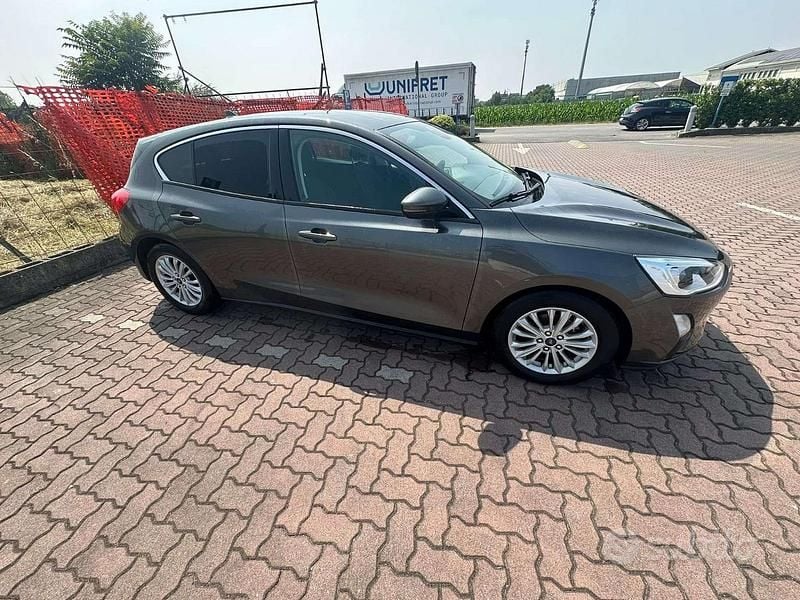Usata Ford Focus 125 CV (91 kW) 2019 Grigio Utilitaria