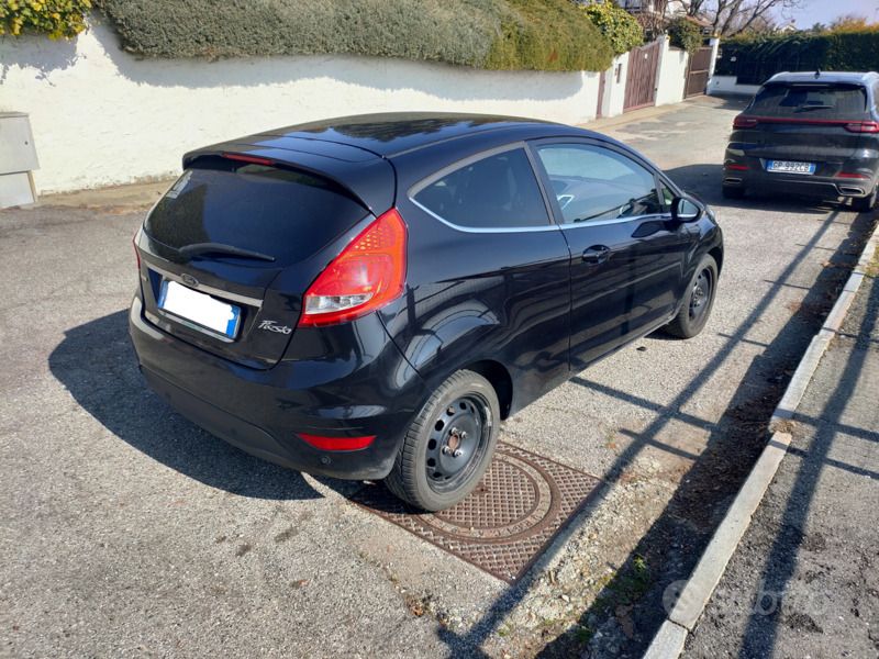 Usata Ford Fiesta Titanium 95 CV (69 kW) 2010 Nero Utilitaria