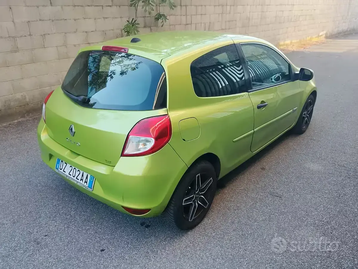 Usado Renault Clio II 75 CV (55 kW) 2009 Berlina