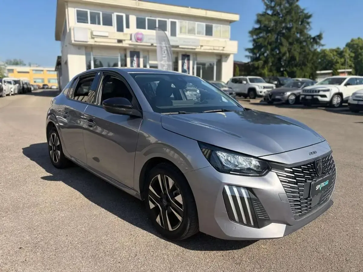 Usata Peugeot 208 Allure 101 CV (74 kW) 2025 Grigio Utilitaria