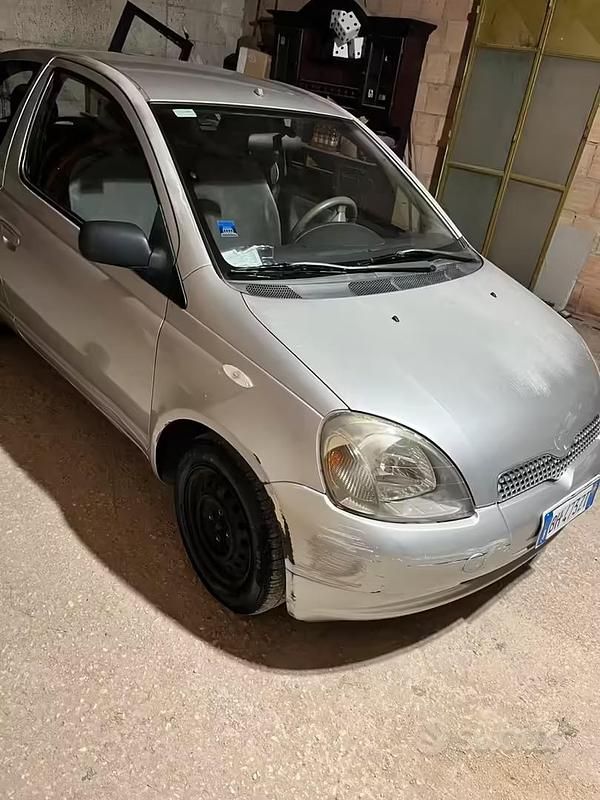 Usata Toyota Yaris 1999 Grigio Berlina