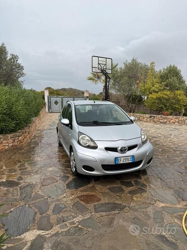 Gebraucht Toyota Aygo 68 PS (50 kW) 2010 Grau Kleinwagen