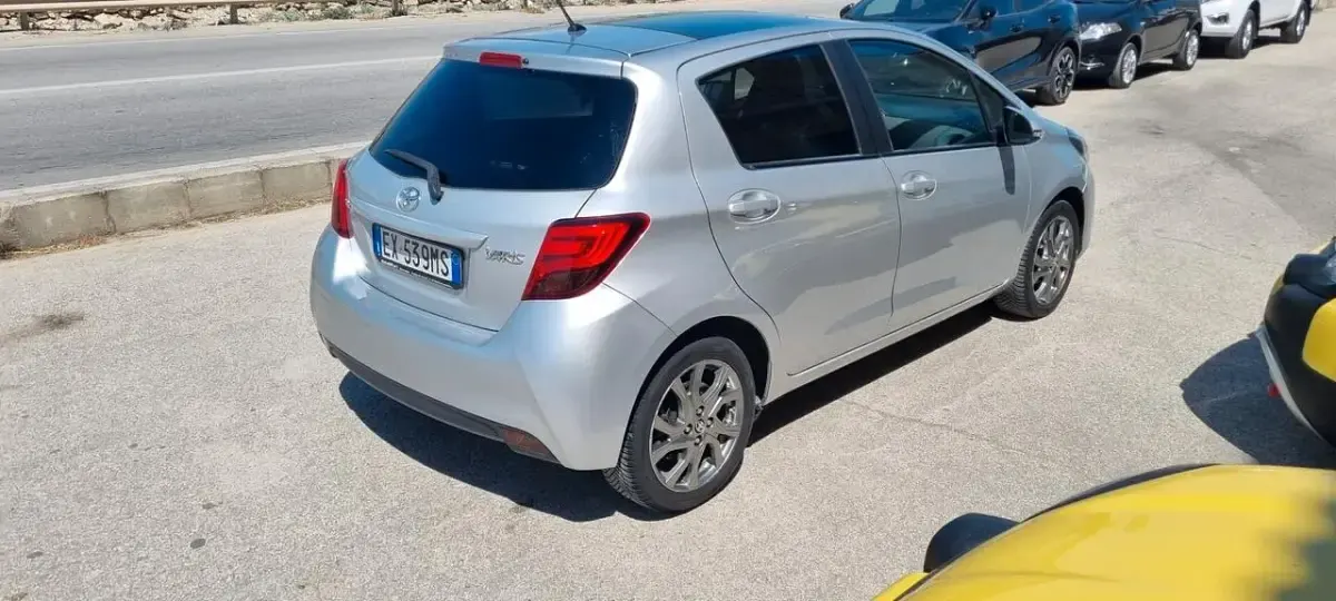 Usata Toyota Yaris Lounge 90 CV (66 kW) 2014 Argento Utilitaria