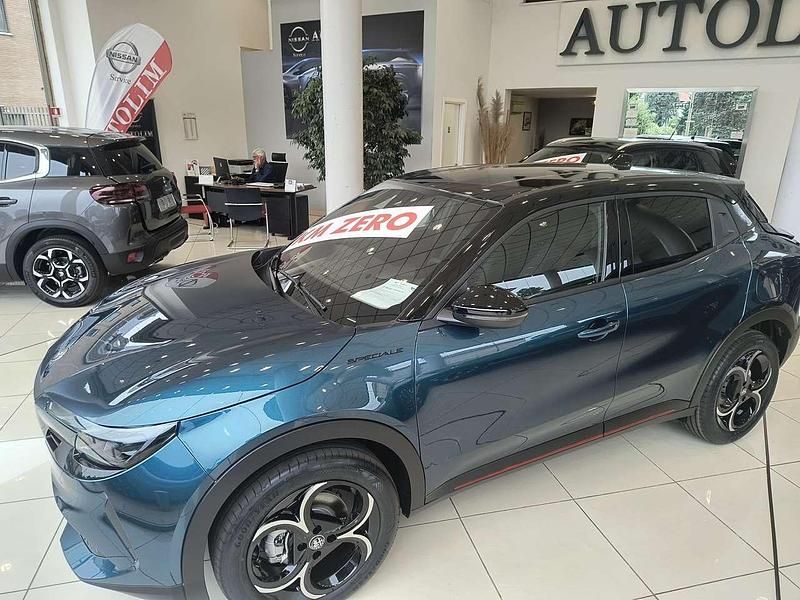 Nuova Alfa Romeo Junior Edizione Speciale 136 CV (100 kW) 2025 Blu navigli tetto nero SUV