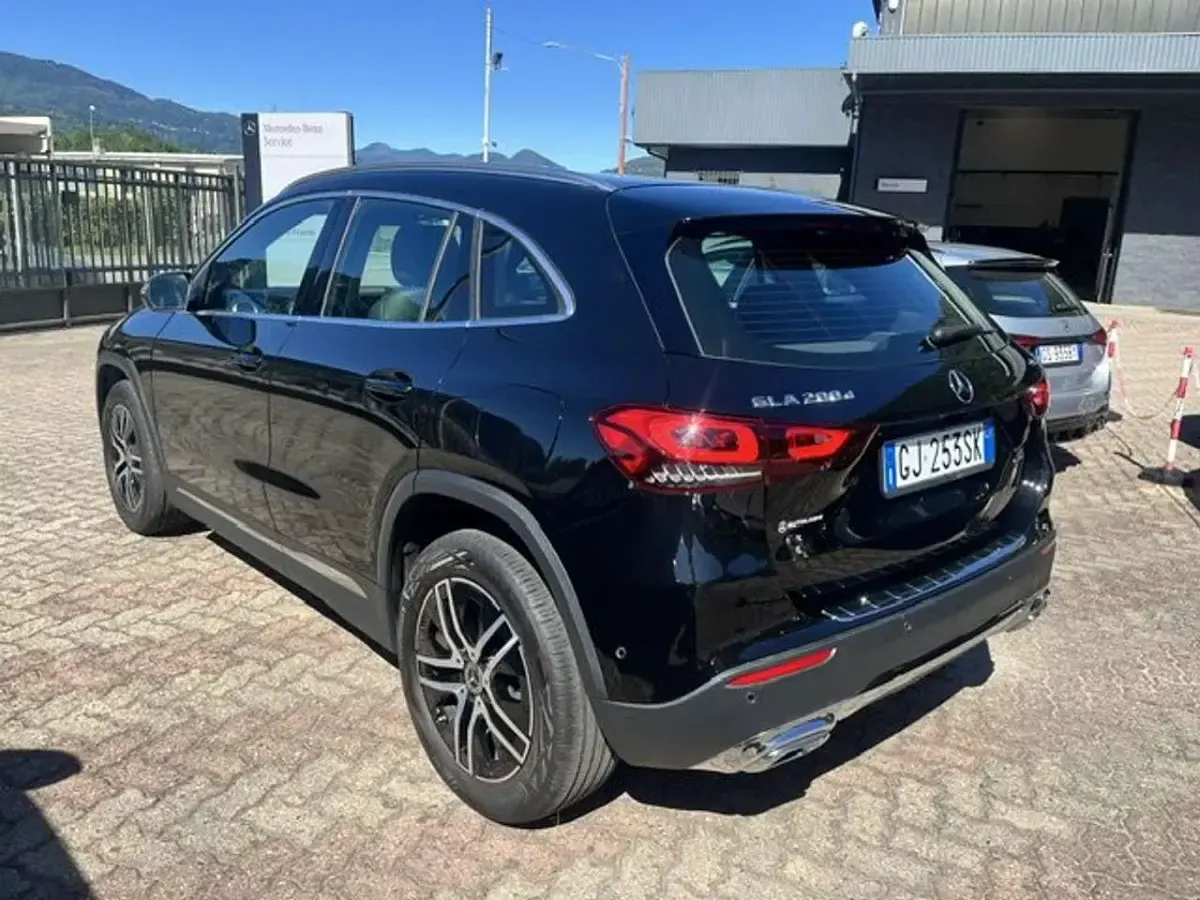 Usata Mercedes GLA200 150 CV (110 kW) 2022 Nero SUV
